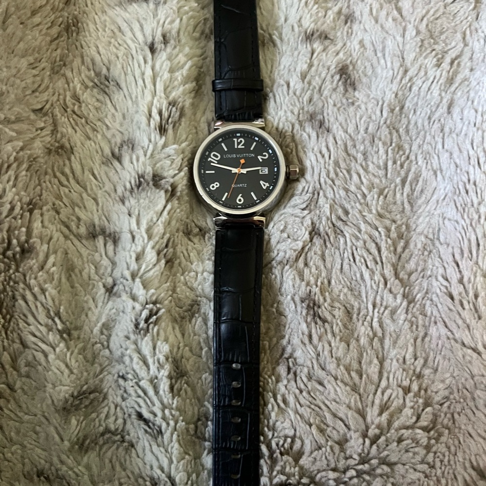 LOUIS VUITTON
Stainless Steel Tambour Quartz Watch 3ATM. *Needs new battery.*